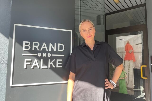 Anne Falke steht vor dem Deko- und Modegeschäft „Brand und Falke“