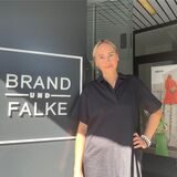 Anne Falke steht vor dem Deko- und Modegeschäft „Brand und Falke“