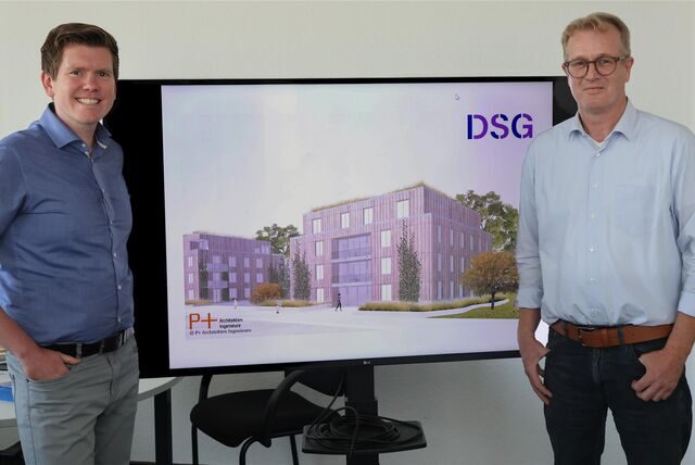 Die DSG-Geschäftsführer Stefan Bromund (l.) und Oliver Lebrecht mit der Ansicht des ersten Projekts an der Stettiner Straße.