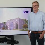 Die DSG-Geschäftsführer Stefan Bromund (l.) und Oliver Lebrecht mit der Ansicht des ersten Projekts an der Stettiner Straße.