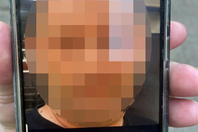 Eine Nachbarin zeigt ein Foto von dem Tatverdächtigen, dem mutmaßlichen Täter, auf ihrem Handy. Er soll am Sonntag (10.9.) seine Ehefrau erstochen haben.