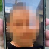 Eine Nachbarin zeigt ein Foto von dem Tatverdächtigen, dem mutmaßlichen Täter, auf ihrem Handy. Er soll am Sonntag (10.9.) seine Ehefrau erstochen haben.