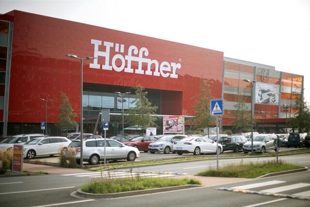 Ein Höffner-Möbelhaus mit Autos davor