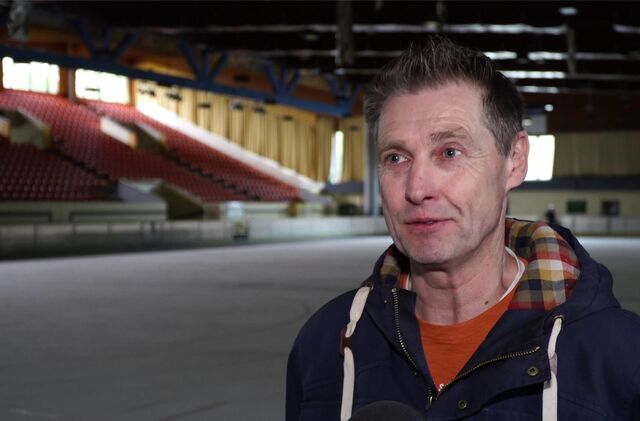Mitbegründer Wilhelm Ruck steht in der alten Eissporthalle Unna.