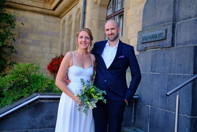 Die Eheleute Patrizia Lysiak-Neugebauer und Patric Lysiak nach ihrer Trauung vor dem Rathaus in Recklinghausen