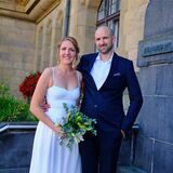 Die Eheleute Patrizia Lysiak-Neugebauer und Patric Lysiak nach ihrer Trauung vor dem Rathaus in Recklinghausen