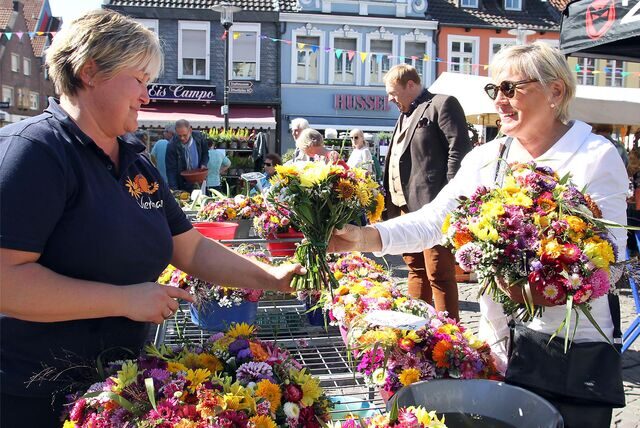 Der Bauern- und Handwerkermarkt sorgt für eine bunte Innenstadt am Samstag.