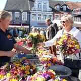 Der Bauern- und Handwerkermarkt sorgt für eine bunte Innenstadt am Samstag.