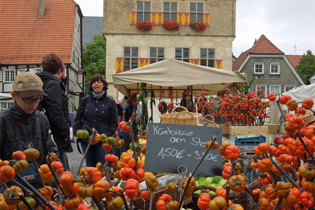 Der Bauern- und Handwerkermarkt bietet einiges für die Besucher. Der Bauern- und Handwerkermarkt bietet einiges für die Besucher.