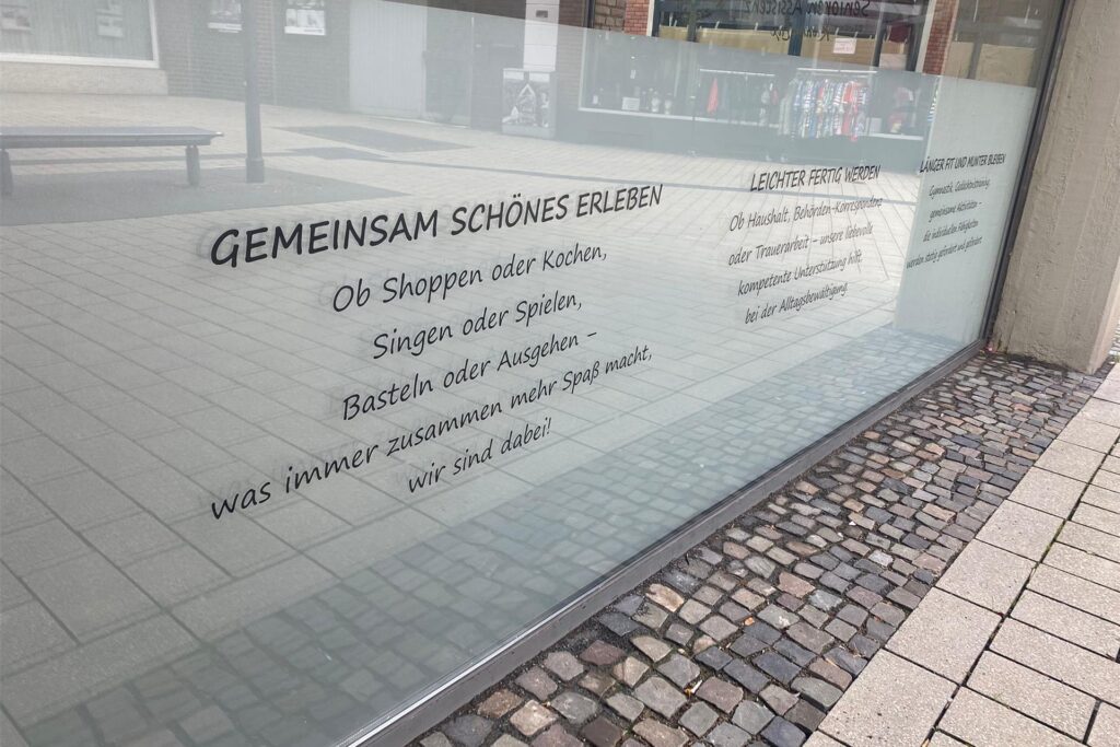 Schon am Schaufenster wird darauf hingewiesen, was die Menschen bei der Senioren Assistenz erwartet. Schon am Schaufenster wird darauf hingewiesen, was die Menschen bei der Senioren Assistenz erwartet.