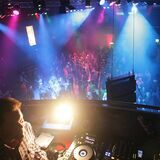 Partygäste tanzen in einer Disco.