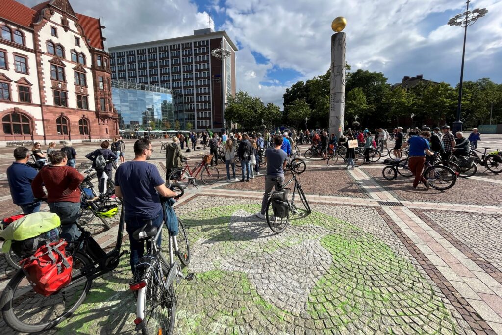 Viele Fahrradfahrer stehen auf dem Friedensplatz in Dortmund. Viele Fahrradfahrer stehen auf dem Friedensplatz in Dortmund.