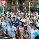 Menschen stehen vor der Bühne.