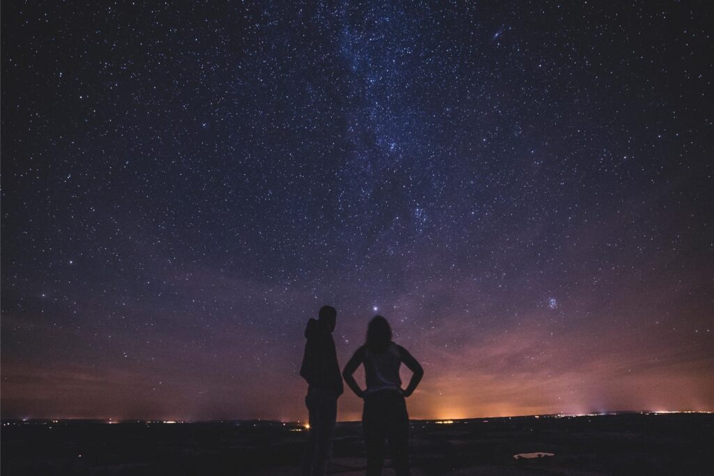 zwei menschen gucken in den sternenhimmel zwei menschen gucken in den sternenhimmel