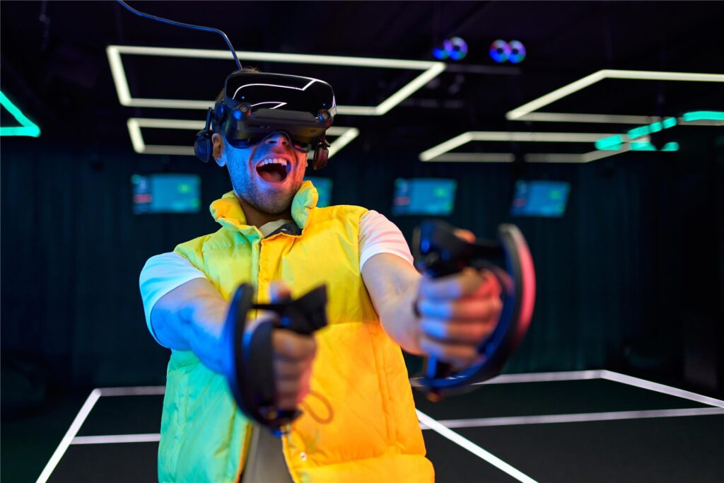 mann spielt mit virtual reality brille ein spiel mann spielt mit virtual reality brille ein spiel
