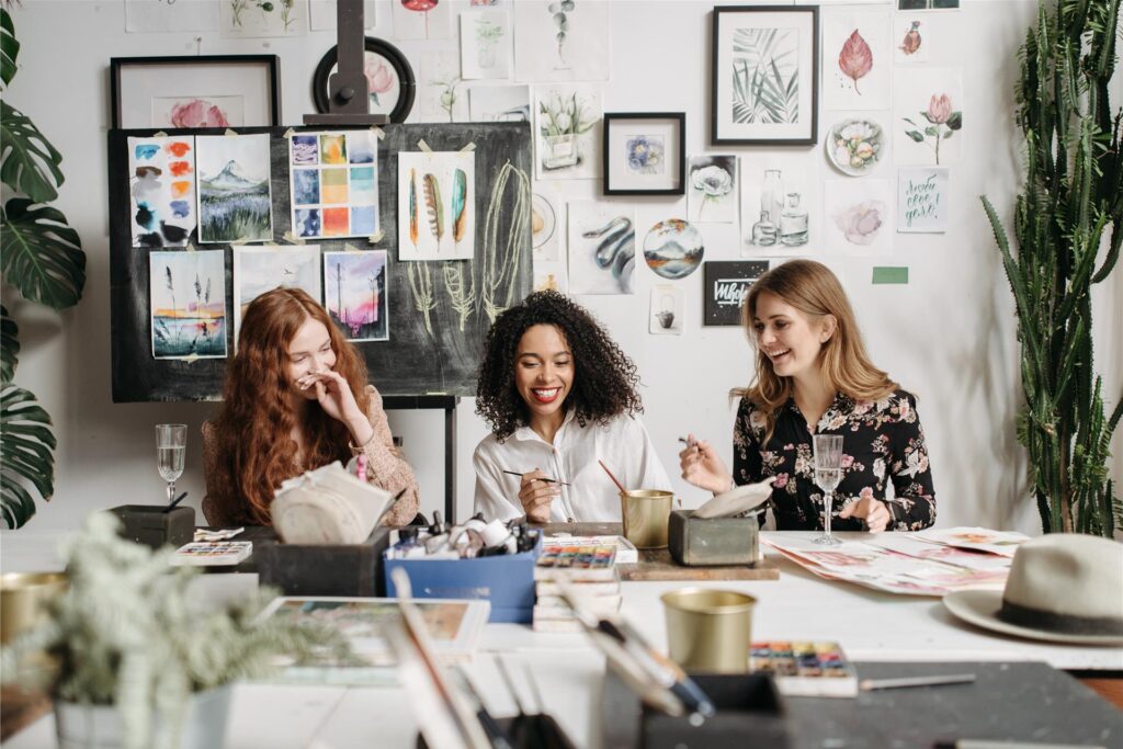 drei frauen bei einem kreativworkshop drei frauen bei einem kreativworkshop