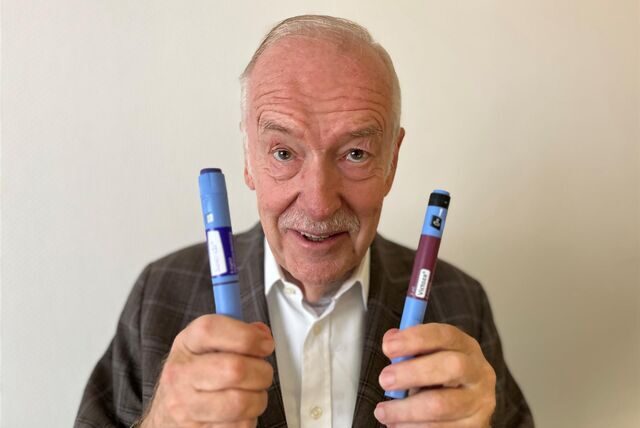 Manfred Sauer mit seinen zwei Insulin-Pens. Beide vom selben Hersteller mit gleichem Inhalt.