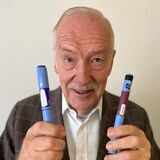 Manfred Sauer mit seinen zwei Insulin-Pens. Beide vom selben Hersteller mit gleichem Inhalt.