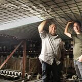 Theaterdirektor Tobias Ehinger (r.) und der technische Leiter Thomas Bohl stehen unter dem Dach oberhalb der Bühne. Das Netz soll die Putzbrocken auffangen, die von der Decke fallen.