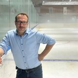 Dr. Martin Brodde in der Bergkamener Eishalle.