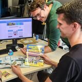 Drei Männer an einem Tisch