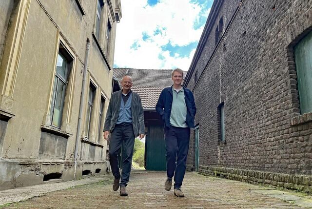 Die Dortmunder Architekten Richard (l.) und Jonathan Schmalöer haben während eines Rundgangs erste Einblicke in ihr spannendes Wohnprojekt gewährt. Sie bauen den über 100 Jahre alten Hof Korte um.