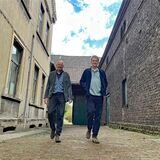 Die Dortmunder Architekten Richard (l.) und Jonathan Schmalöer haben während eines Rundgangs erste Einblicke in ihr spannendes Wohnprojekt gewährt. Sie bauen den über 100 Jahre alten Hof Korte um.
