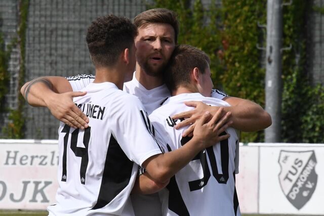 Die Spieler des VfB Lünen jubeln nach einem Torerfolg.