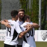 Die Spieler des VfB Lünen jubeln nach einem Torerfolg.