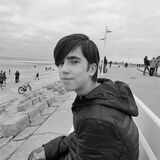 Elias Werner aus Olfen, der in Folge der Deo-Challenge bei TikTok starb, sitzt auf einer Mauer am Strand.