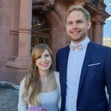 Maria und Moritz waren schon in der Schule ein Paar. Jetzt haben sie geheiratet.