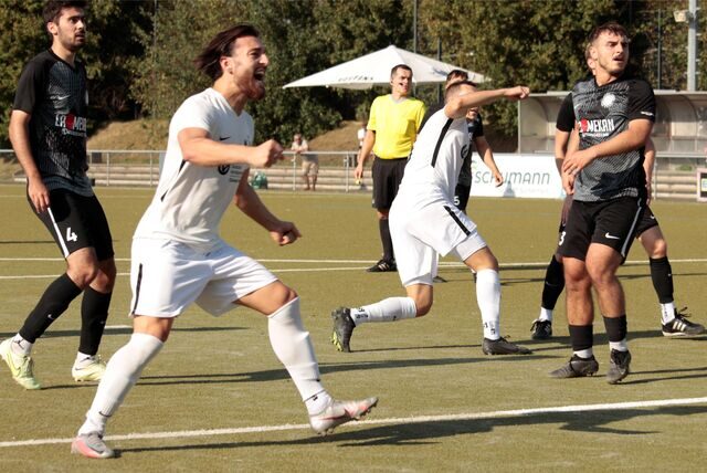 Val-Leander Wettklo (M., in Weiß) schiebt zum 2:1 ein und dreht jubelnd ab. Mit ihm freut sich der Torschütze zum 1:0, Tarik Kurt.
