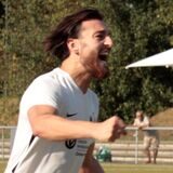 Val-Leander Wettklo (M., in Weiß) schiebt zum 2:1 ein und dreht jubelnd ab. Mit ihm freut sich der Torschütze zum 1:0, Tarik Kurt.