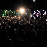 Doppelt Krass: Einmal auf der Bühne und daneben auf einer Großbildleinwand zu erleben war der Auftritt der Schwerter Kultband am Samstagabend. Mehr als 5000 Gäste feierten auf dem Postplatz.