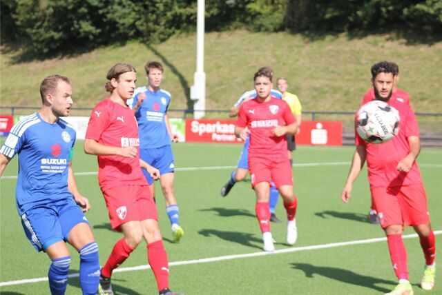 Moritz Müller (l.), Kapitän des Holzwickeder SC, ging in Iserlohn als Verlierer vom Feld – die dritte HSC-Pleite in Folge.