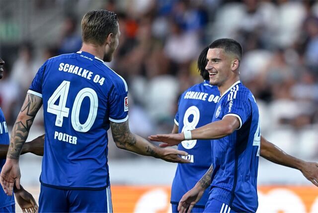 08.09.2023, Fussball, Testspiel, Saison 2023/2024, SSV Ulm – FC Schalke 04, v. l. Sebastian Polter (FC Schalke 04), Niklas Castelle (FC Schalke)
Foto: Teresa Kroeger/RHR-FOTO