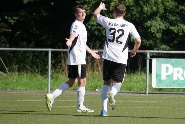 Maurice Adamsky und Maik Küchler klatschen nach einem Tor ab.