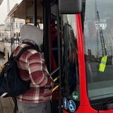 Am Busbahnhof in Unna hält ein VKU-Bus, der vom Fahrer eines privatwirtschaftlichen Unternehmens gesteuert wird. Neben ihm steht in Signalweste ein Streikposten von Verdi, der die Fahrgäste über den laufenden Warnstreik informiert.