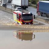 Die A2 bei Oelde wurde wegen Überflutung gesperrt. Während ein Unfall aufgenommen wurde, war Starkregen niedergegangen.