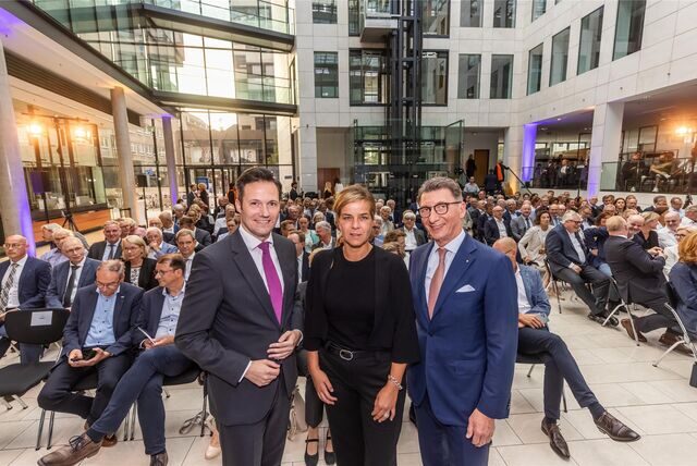 NRW-Wirtschaftsministerin Mona Neubaur mit dem Vorstandschef der Dortmunder Volksbank Michael Martens (l.) und dem Aufsichtsratsvorsitzenden der Bank Ulrich Leitermann, auch Vorsitzender der Vorstände der Signal-Iduna-Versicherungsgruppe.