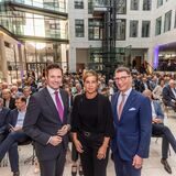 NRW-Wirtschaftsministerin Mona Neubaur mit dem Vorstandschef der Dortmunder Volksbank Michael Martens (l.) und dem Aufsichtsratsvorsitzenden der Bank Ulrich Leitermann, auch Vorsitzender der Vorstände der Signal-Iduna-Versicherungsgruppe.