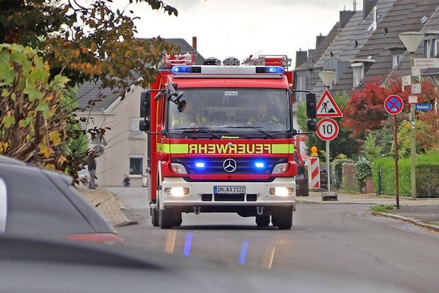 Ein Löschfahrzeug der Feuerwehr Kamen rückt aus.