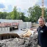 Zoosprecher Marcel Stawinoga zeigt die Baustelle der neuen Robbenanlage im Zoo Dortmund.