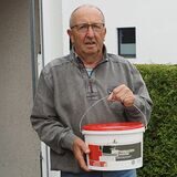 Jürgen Weckentrop mit einem Eimer angetrockneter Farbe, die er nicht in den Hausmüll geben wollte.