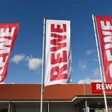 Rewe Flaggen vor einer Filiale
