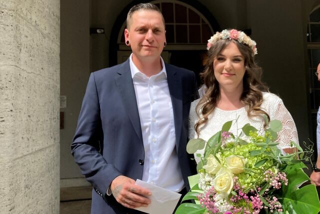 Ehepaar vor dem Rathaus in Schwerte