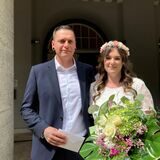 Ehepaar vor dem Rathaus in Schwerte
