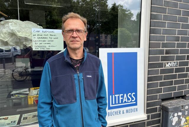 Karsten Schulz, Geschäftsführer der Buchhandlung Litfass in der Münsterstraße. Die Bücher wurden ausgelagert, der Verkauf geht notdürftig weiter.