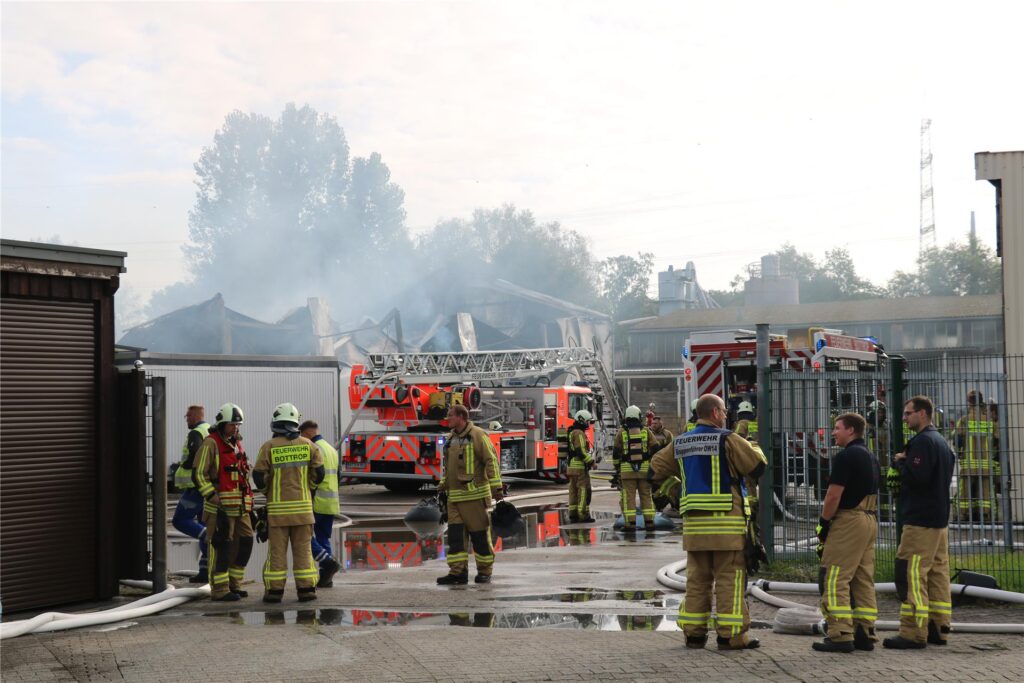 Die Halle des Betriebes ist eingestürzt. Hier qualmen die Glutnester nach wie vor, doch die Flammen sind unter Kontrolle. Die Halle des Betriebes ist eingestürzt. Hier qualmen die Glutnester nach wie vor, doch die Flammen sind unter Kontrolle.