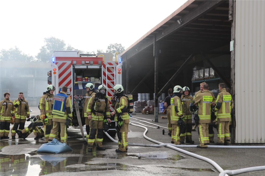 Die Einsatzkräfte warteten auf das Eintreffen des THW, um das Dach der Halle anzuheben. Die Einsatzkräfte warteten auf das Eintreffen des THW, um das Dach der Halle anzuheben.